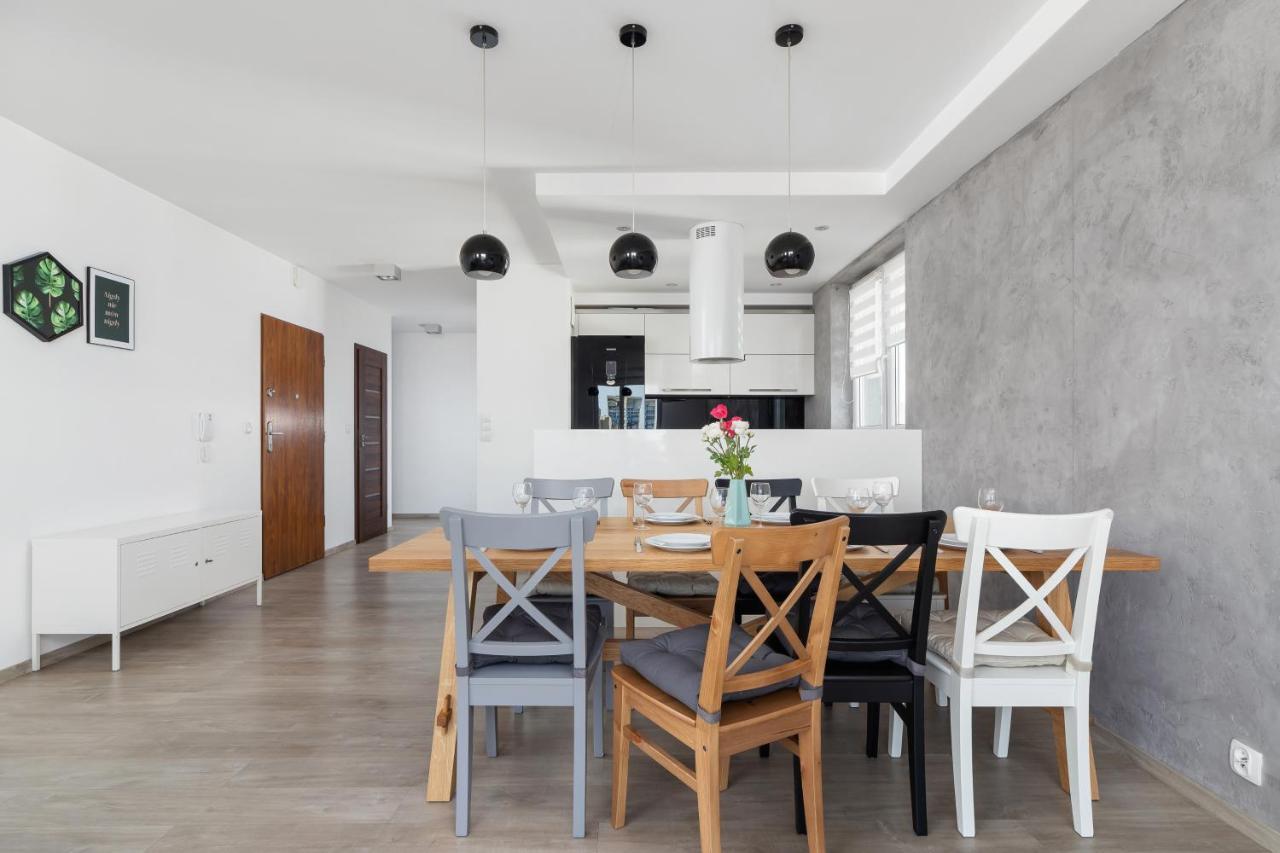 Avia Apartment Three Bedroom Two Balcony Ac & Parking By Noclegi Renters Krasków Exterior foto