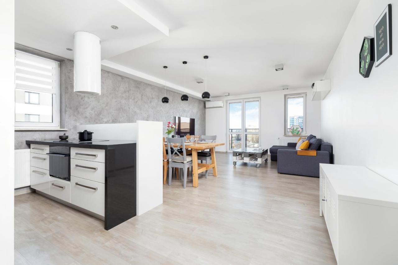 Avia Apartment Three Bedroom Two Balcony Ac & Parking By Noclegi Renters Krasków Exterior foto