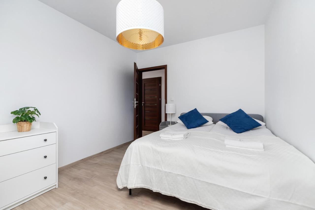 Avia Apartment Three Bedroom Two Balcony Ac & Parking By Noclegi Renters Krasków Exterior foto