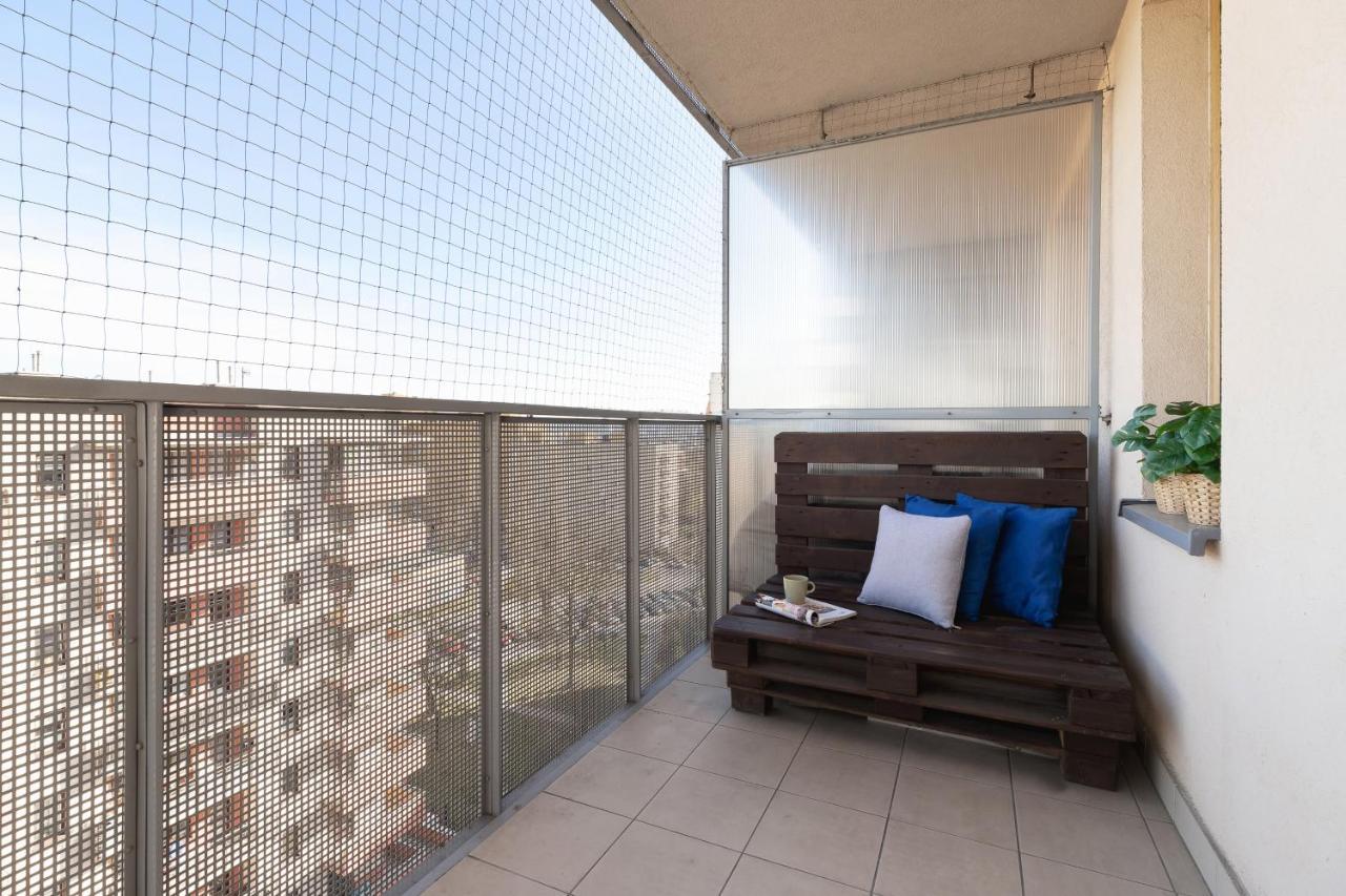 Avia Apartment Three Bedroom Two Balcony Ac & Parking By Noclegi Renters Krasków Exterior foto