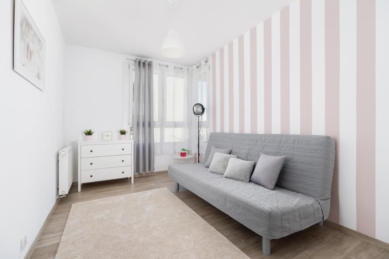 Avia Apartment Three Bedroom Two Balcony Ac & Parking By Noclegi Renters Krasków Exterior foto