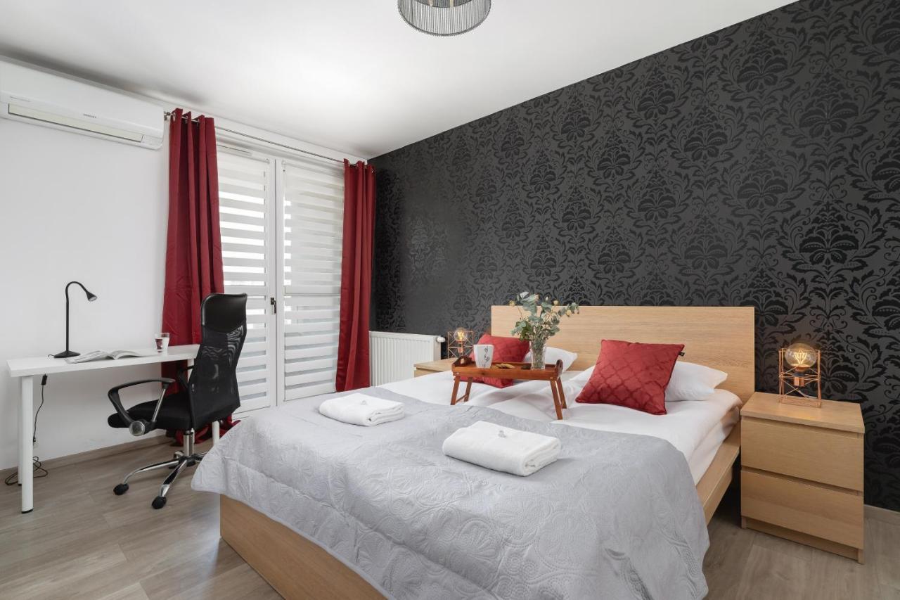 Avia Apartment Three Bedroom Two Balcony Ac & Parking By Noclegi Renters Krasków Exterior foto