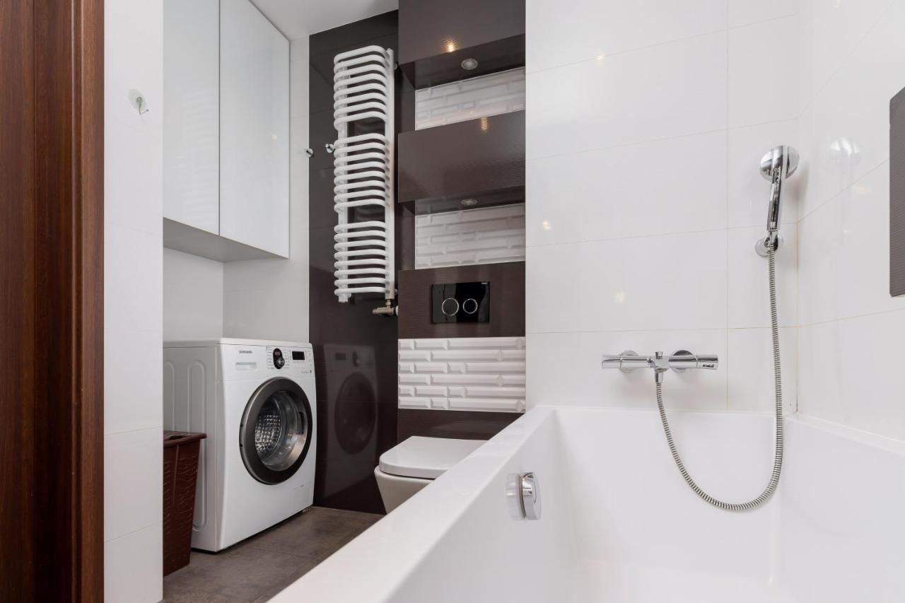 Avia Apartment Three Bedroom Two Balcony Ac & Parking By Noclegi Renters Krasków Exterior foto