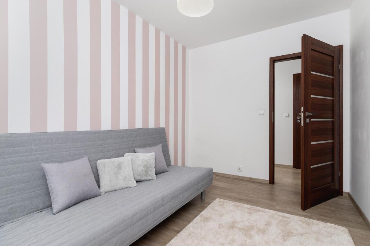 Avia Apartment Three Bedroom Two Balcony Ac & Parking By Noclegi Renters Krasków Exterior foto