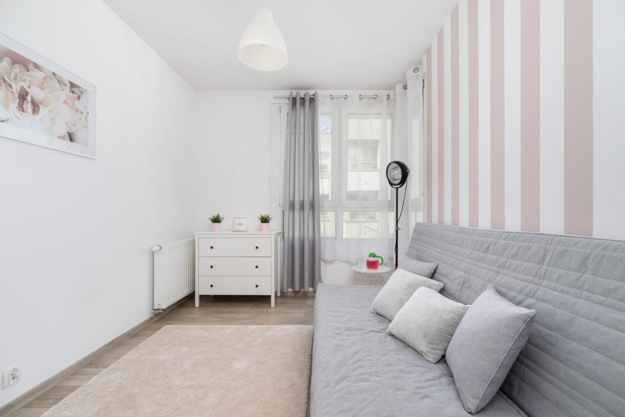Avia Apartment Three Bedroom Two Balcony Ac & Parking By Noclegi Renters Krasków Exterior foto