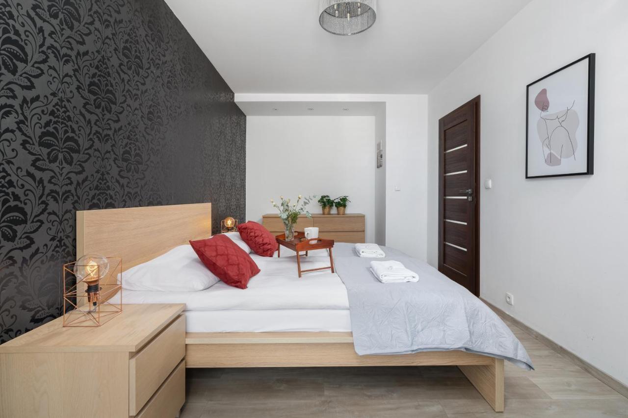 Avia Apartment Three Bedroom Two Balcony Ac & Parking By Noclegi Renters Krasków Exterior foto