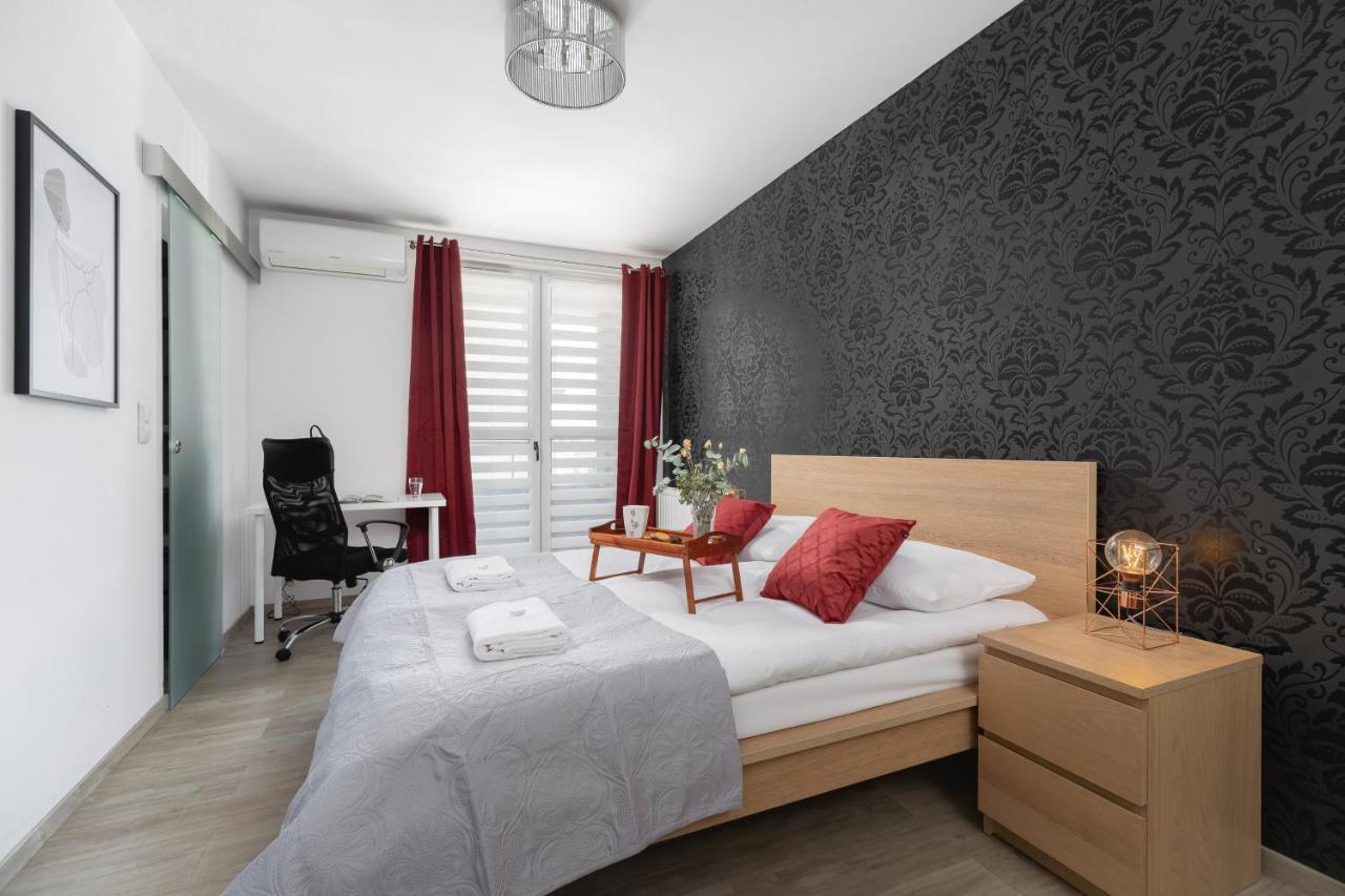 Avia Apartment Three Bedroom Two Balcony Ac & Parking By Noclegi Renters Krasków Exterior foto