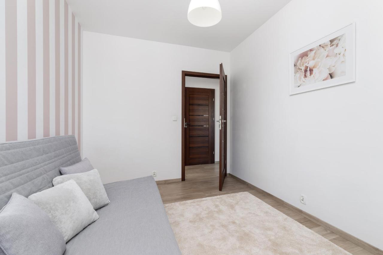 Avia Apartment Three Bedroom Two Balcony Ac & Parking By Noclegi Renters Krasków Exterior foto