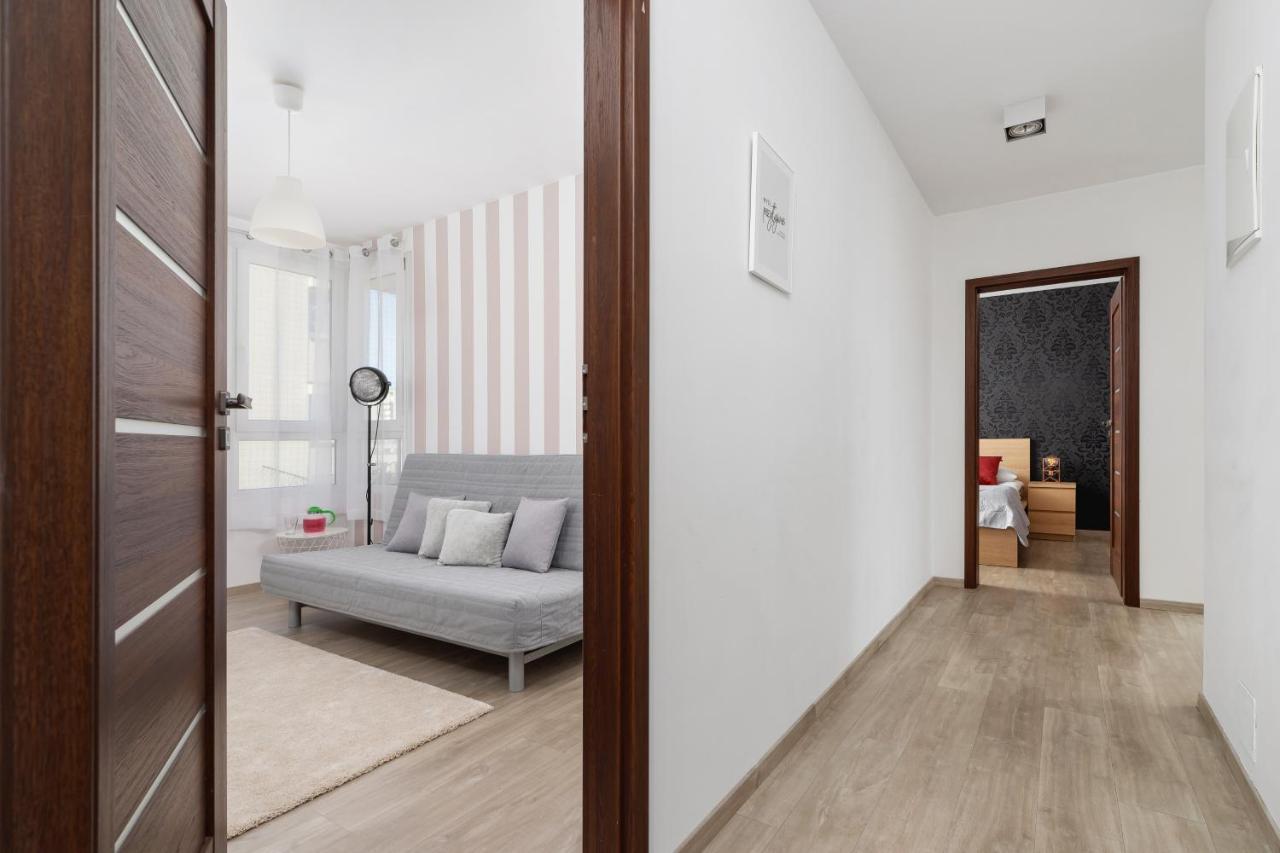 Avia Apartment Three Bedroom Two Balcony Ac & Parking By Noclegi Renters Krasków Exterior foto